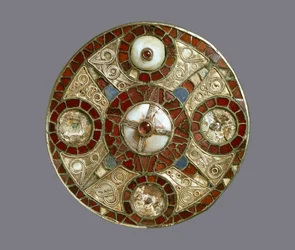 Pregadeira de discos em joalharia, da Grave 3 em Monkton, Kent, anglo-saxão (ouro com granadas e concha)